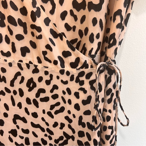 Alice + Olivia NWT Rosette Leopard Print Wrap Dress Sand/ Black Short Sleeve 6 - Picture 8 of 16